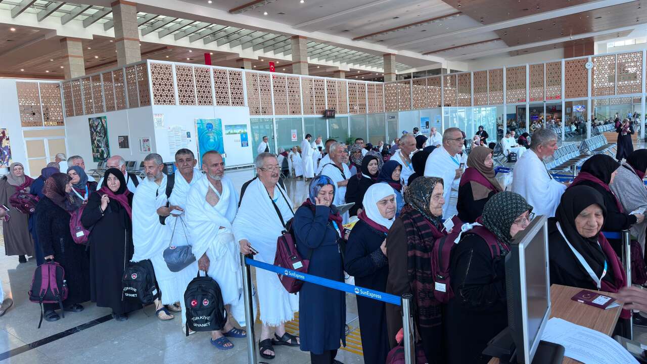 Konya’da kutsal yolculuk! Vefa Umresi’nin üçüncü kafilesi dualarla uğurlandı 6